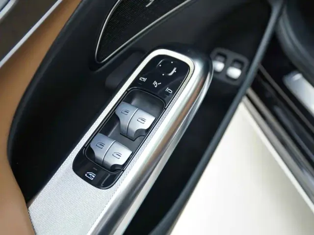 Mercedes-Benz E-Class — Фото автомобиля 9