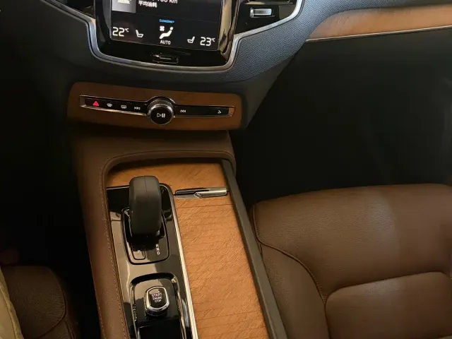 Volvo XC90 — Фото автомобиля 10