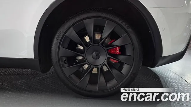 Tesla Model Y — Фото автомобиля 6