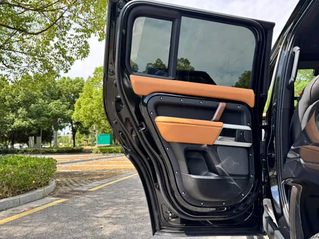 Land Rover Defender — Фото автомобиля 12