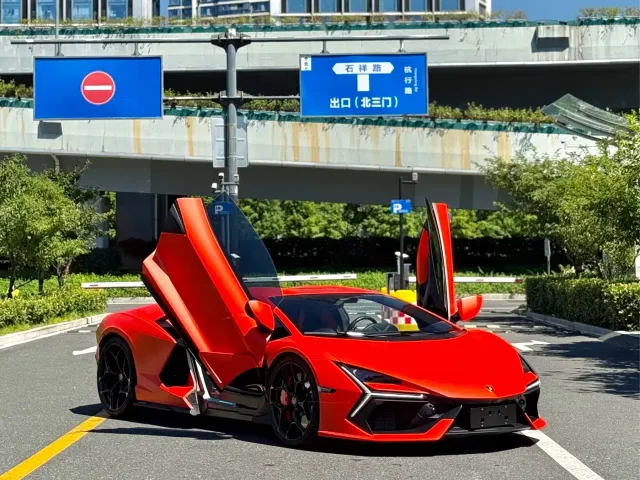 Lamborghini Revuelto — Фото автомобиля 2