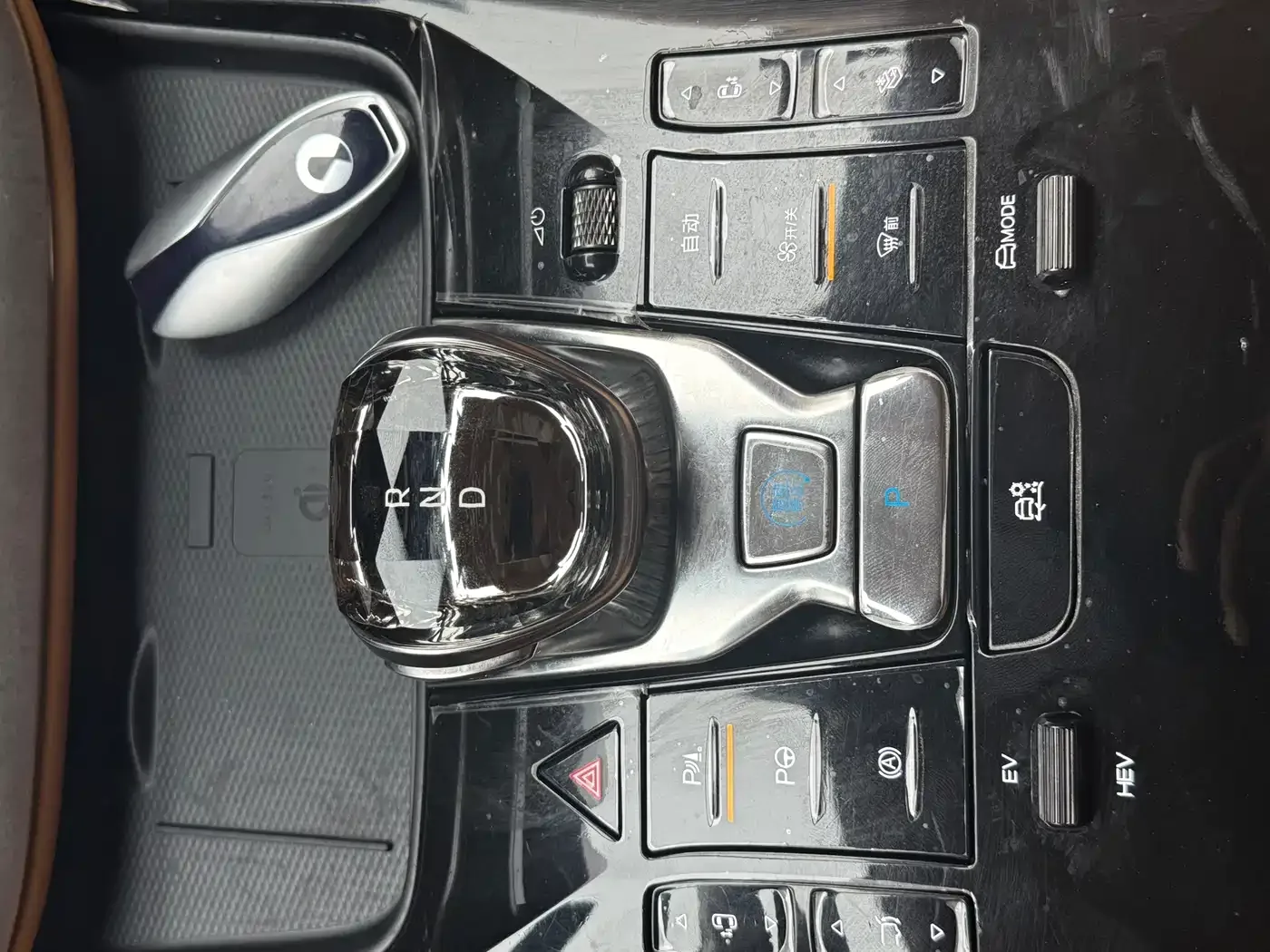 Denza Denza D9 2025 DM-i Smart Drive Edition 1020 AWD Luxury — Фото автомобиля 11