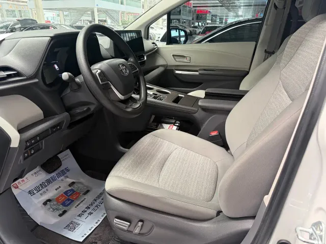 Toyota Sienna — Фото автомобиля 4