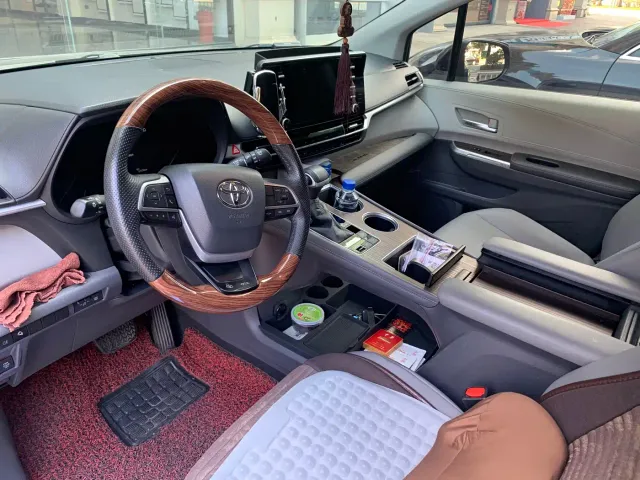 Toyota Sienna — Фото автомобиля 7