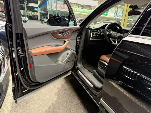 Audi Q7 — Фото автомобиля 10
