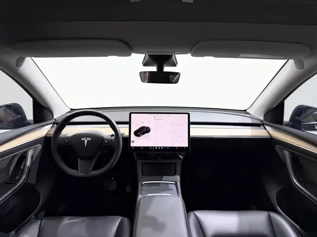 Tesla Model Y — Фото автомобиля 11