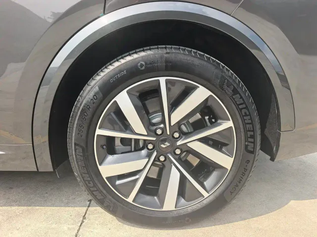 Li Auto L8 — Фото автомобиля 8