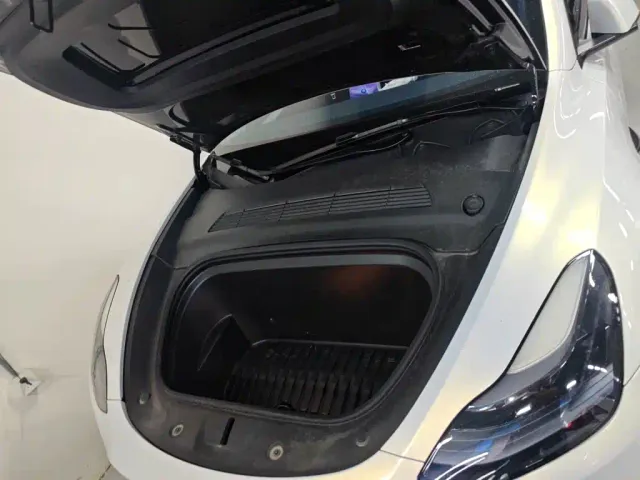 Tesla Model Y — Фото автомобиля 15