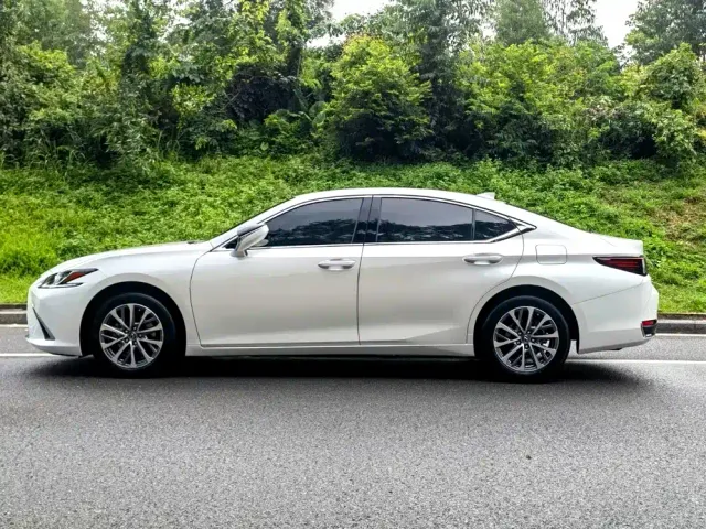 Lexus ES — Фото автомобиля 4