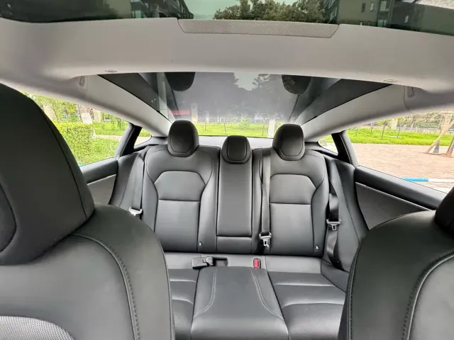 Tesla Model 3 — Фото автомобиля 17