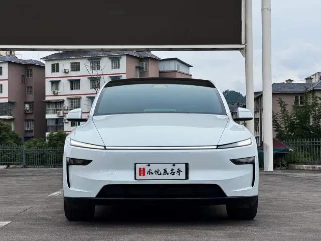 Tesla Model Y L — Фото автомобиля 2