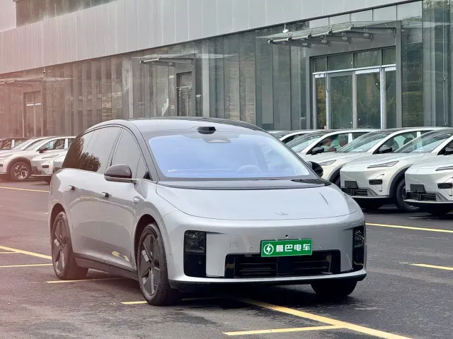 Li Auto i8 — Фото автомобиля 3