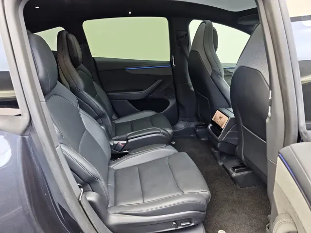 Tesla Model Y L — Фото автомобиля 7