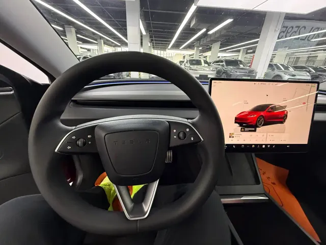 Tesla Model 3 — Фото автомобиля 5