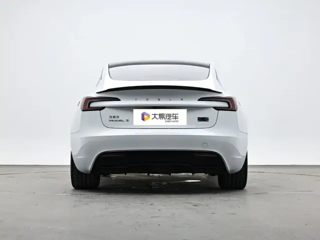 Tesla Model 3 — Фото автомобиля 4