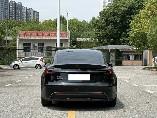 Tesla Model 3 — Фото автомобиля 4