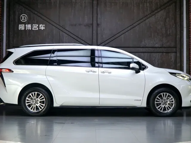 Toyota Sienna — Фото автомобиля 4