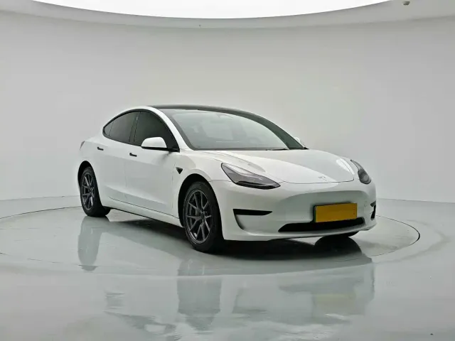Tesla Model 3 — Фото автомобиля 4