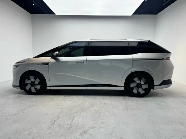 Xpeng X9 — Фото автомобиля 2