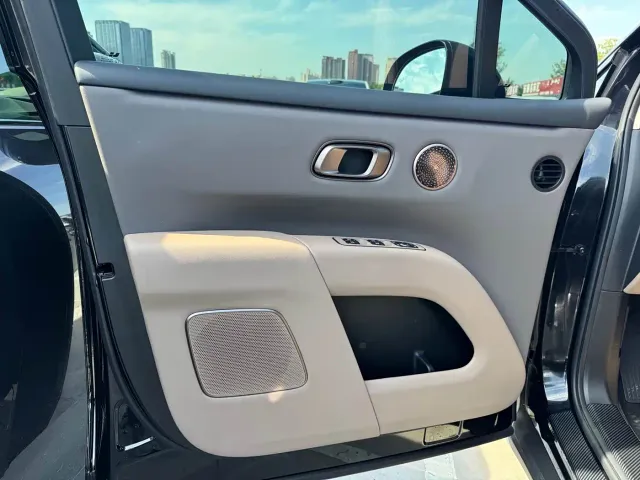 Li Auto i8 — Фото автомобиля 8