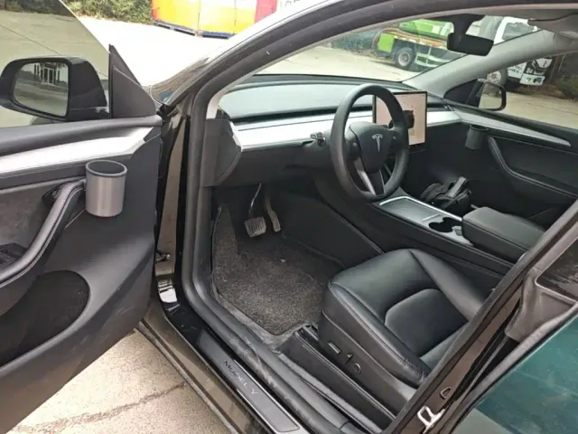 Tesla Model Y — Фото автомобиля 15