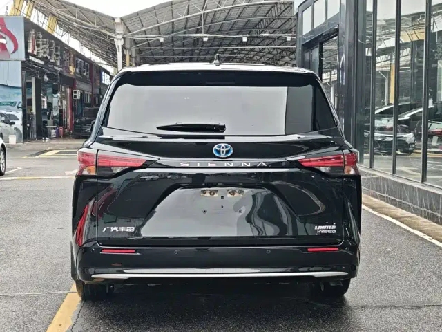 Toyota Sienna — Фото автомобиля 11