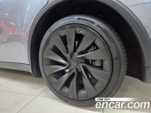 Tesla Model Y — Фото автомобиля 16