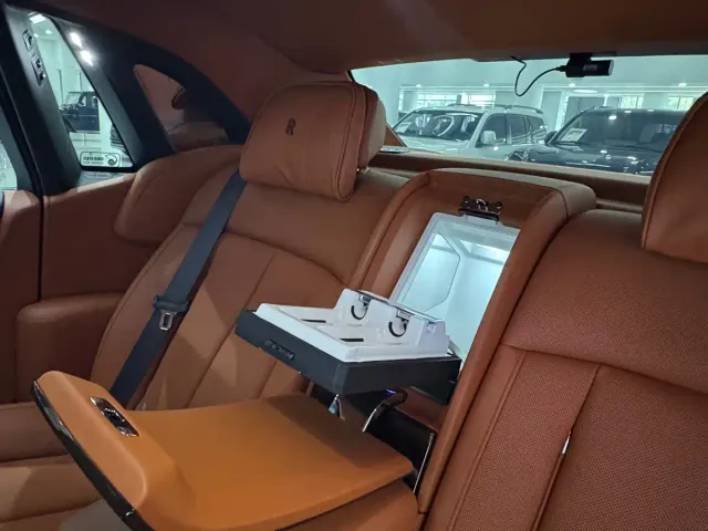 Rolls-Royce Phantom — Фото автомобиля 14