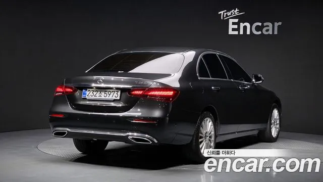 Mercedes-Benz E-Class — Фото автомобиля 2