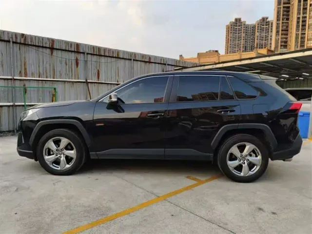 Toyota RAV4 — Фото автомобиля 3
