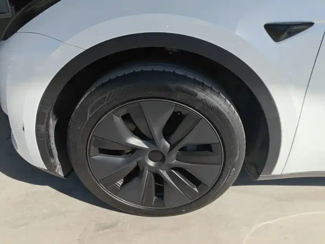 Tesla Model Y — Фото автомобиля 22