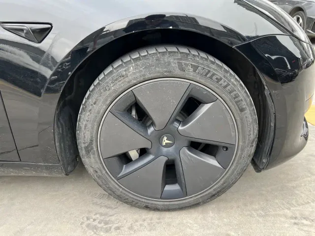 Tesla Model 3 — Фото автомобиля 24