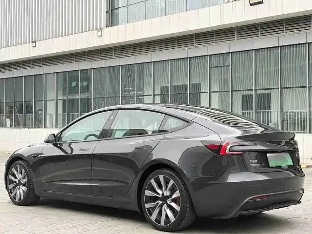 Tesla Model 3 — Фото автомобиля 7