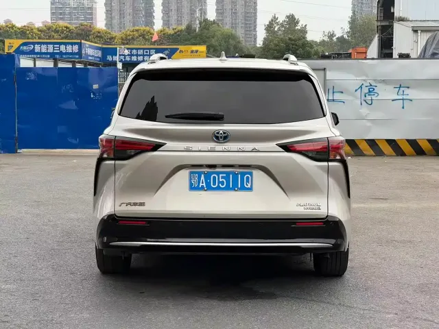 Toyota Sienna — Фото автомобиля 17
