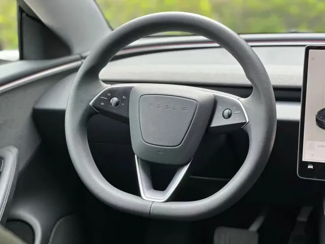 Tesla Model 3 — Фото автомобиля 11