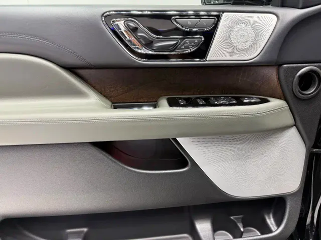Lincoln Navigator — Фото автомобиля 20