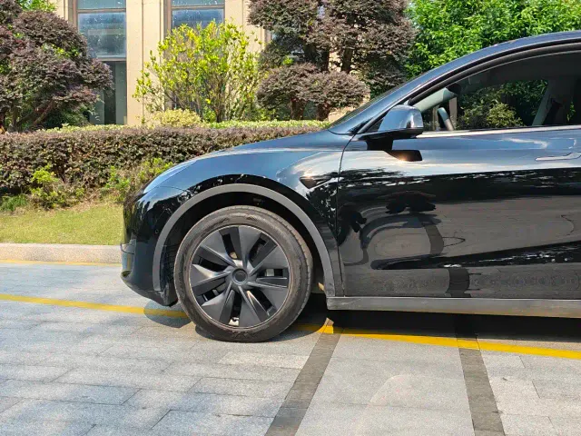 Tesla Model Y — Фото автомобиля 8