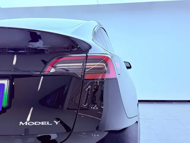 Tesla Model Y — Фото автомобиля 23