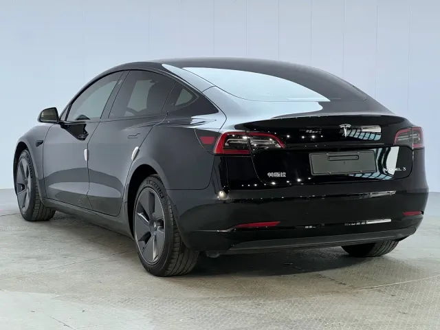 Tesla Model 3 — Фото автомобиля 15