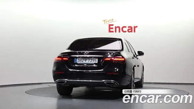 Mercedes-Benz E-Class — Фото автомобиля 4