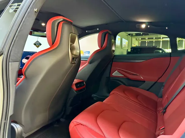 Xiaomi SU7 — Фото автомобиля 10