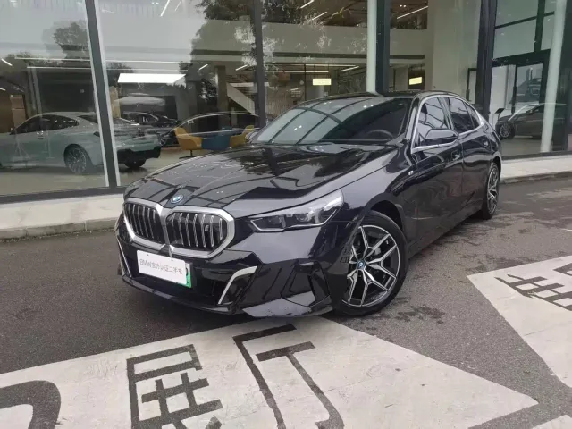 Фотография автомобиля — BMW i5