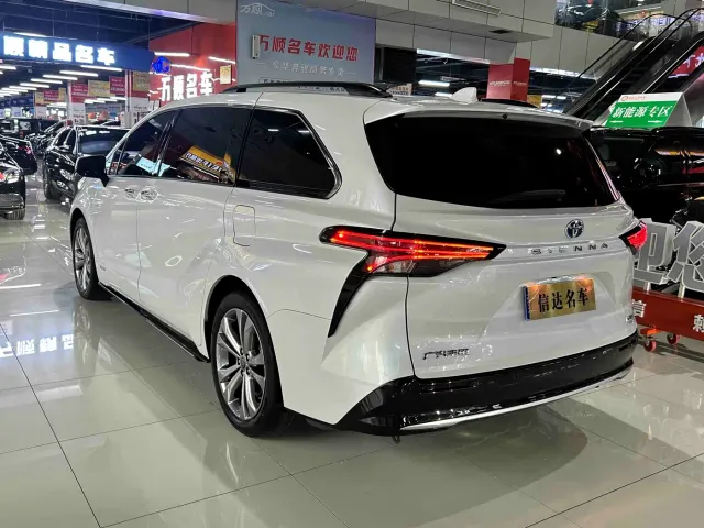 Toyota Sienna — Фото автомобиля 19