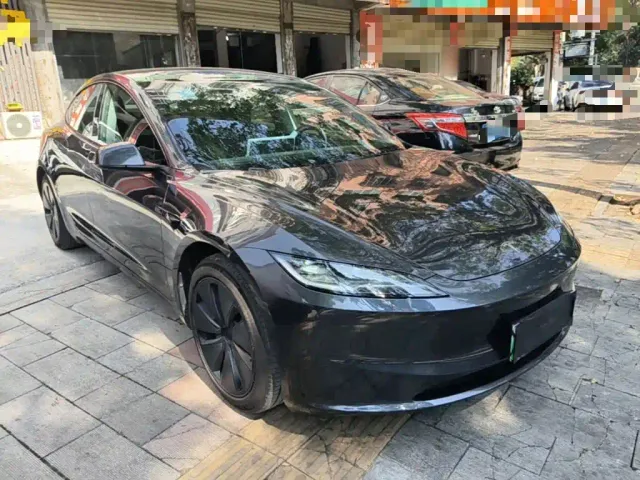 Tesla Model 3 — Фото автомобиля 3