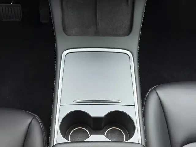 Tesla Model Y — Фото автомобиля 12