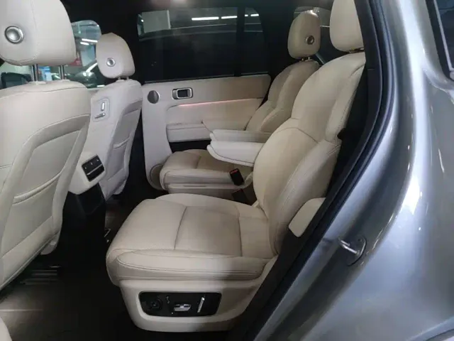 Li Auto L8 — Фото автомобиля 16