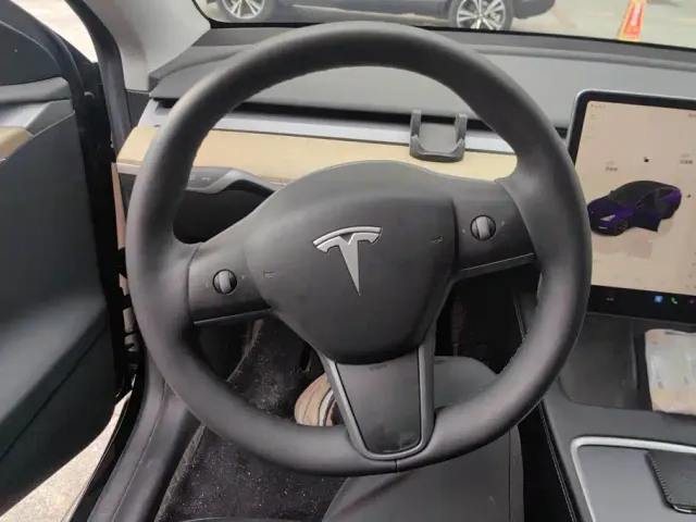Tesla Model Y — Фото автомобиля 14