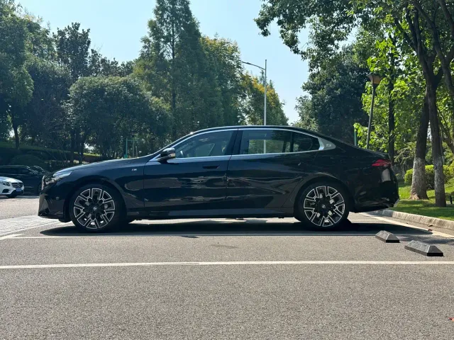 BMW 5 Series — Фото автомобиля 7