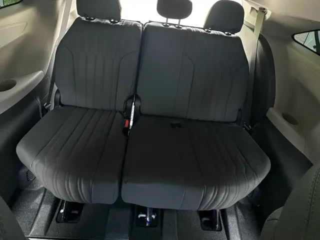 Toyota Granvia 2024 2.5L Hybrid Comfort — Фото автомобиля 16