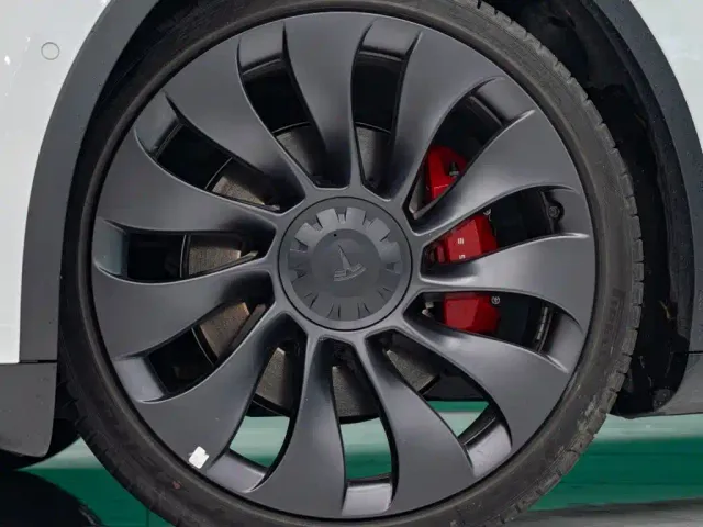 Tesla Model Y — Фото автомобиля 7
